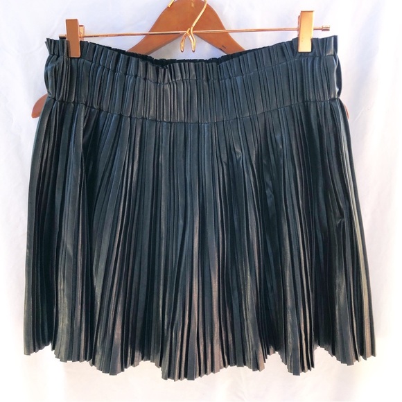 TUCKERNUCK | POMANDER PLACE LARGE FAUX LEATHER PLEATED SKORT - Picture 7 of 9